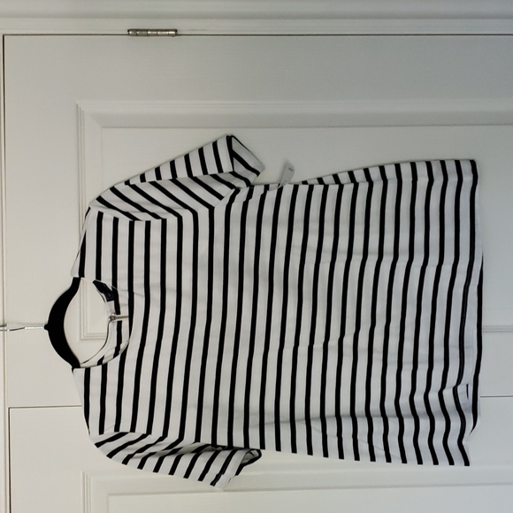 Black and white striped Gap Tshirt - Picture 1 of 3